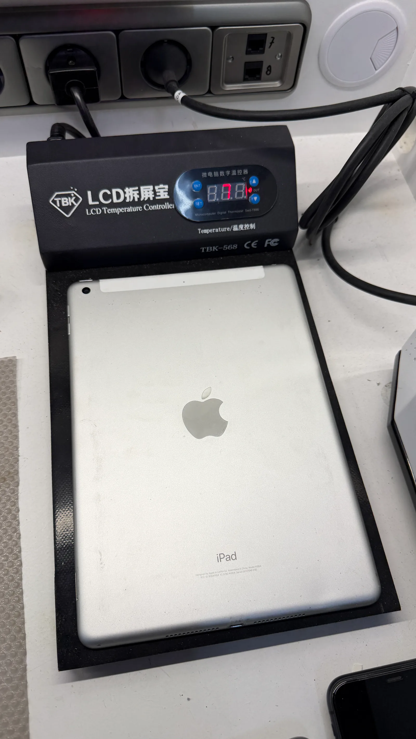 iPad op de verwarmde reparatieplaat