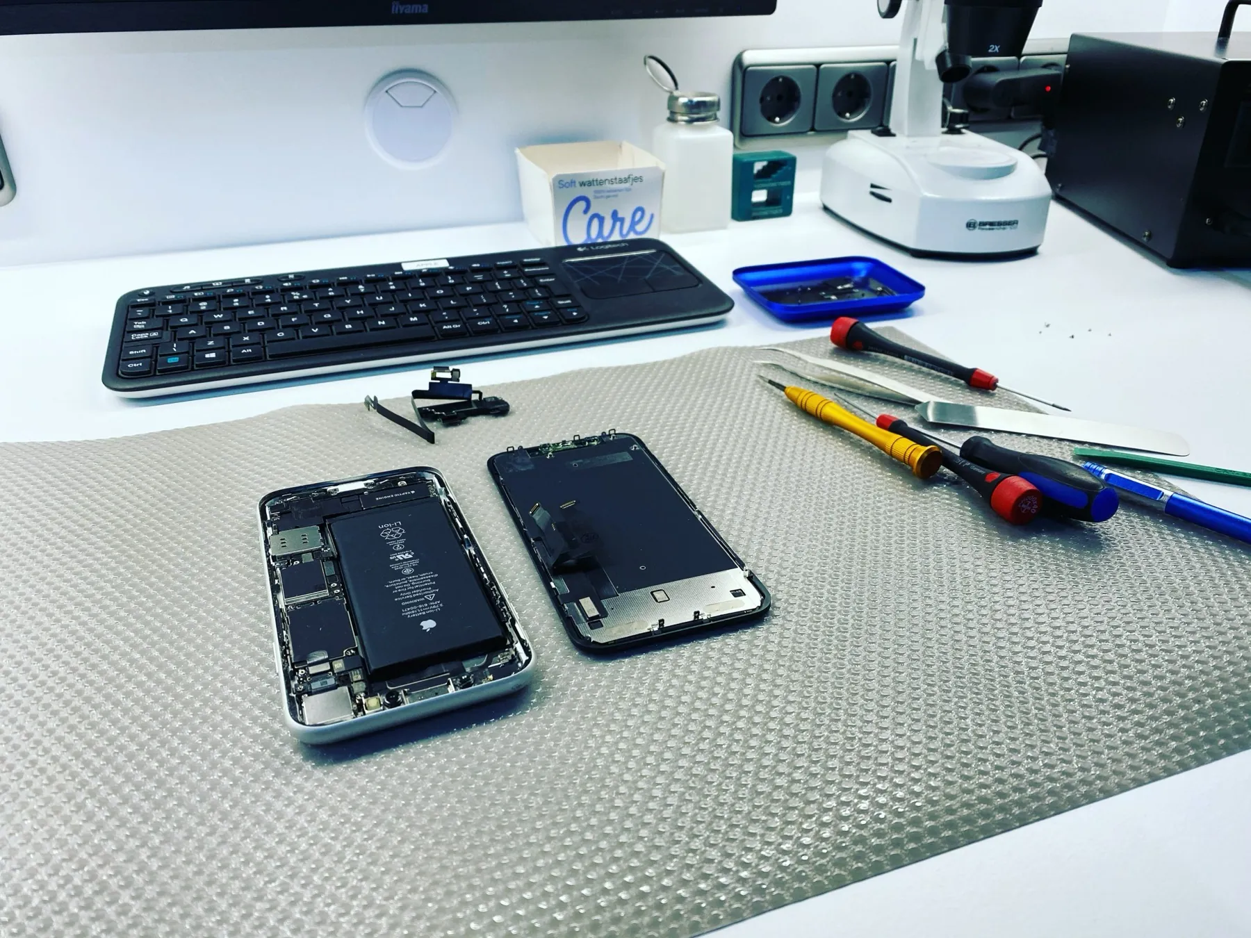 Geopende iPhone tijdens schermreparatie