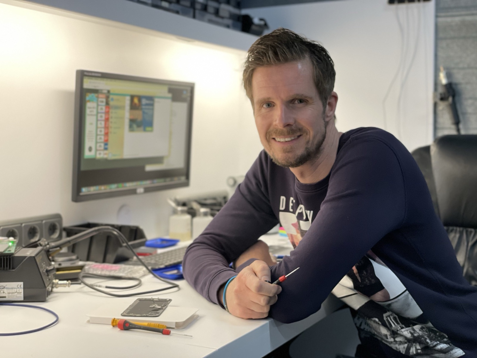 Sebastiaan in de werkplaats van Van Hees Repair